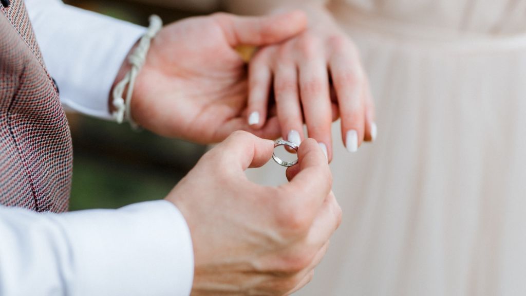 How to Buy an Engagement Ring Without Knowing the Size