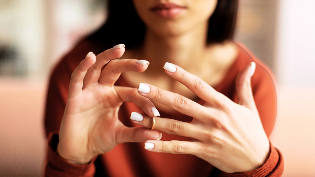 When a woman stops wearing her engagement ring meaning