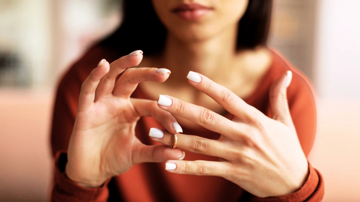 When a woman stops wearing her engagement ring meaning