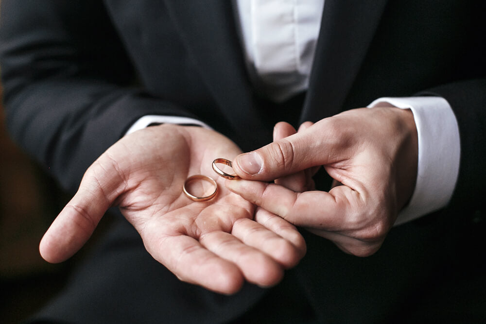 Why Don’t Men Wear Engagement Rings?