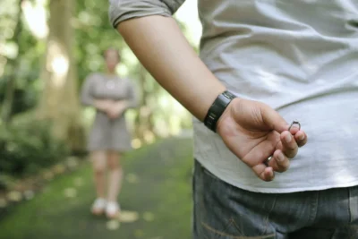 Is it bad luck to see the engagement ring before the proposal 