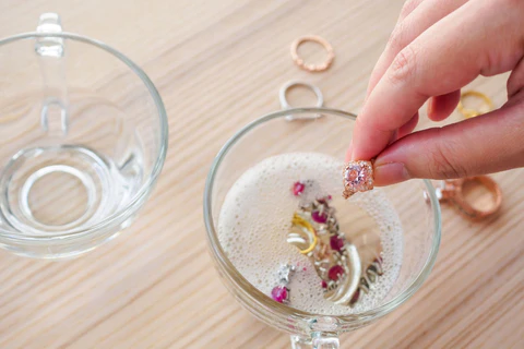 How to Use Hydrogen Peroxide to Clean Diamonds